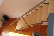 Gradläufige Treppe mit Handlauf aus Edelstahl, Stufenbelag Birke